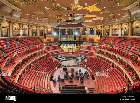  Royal Albert Hall: สนุกกับคอนเสิร์ตสุดอลังการและสถาปัตยกรรมวิคทอเรียนที่งดงาม!